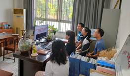 教工党支部集中收听收看1